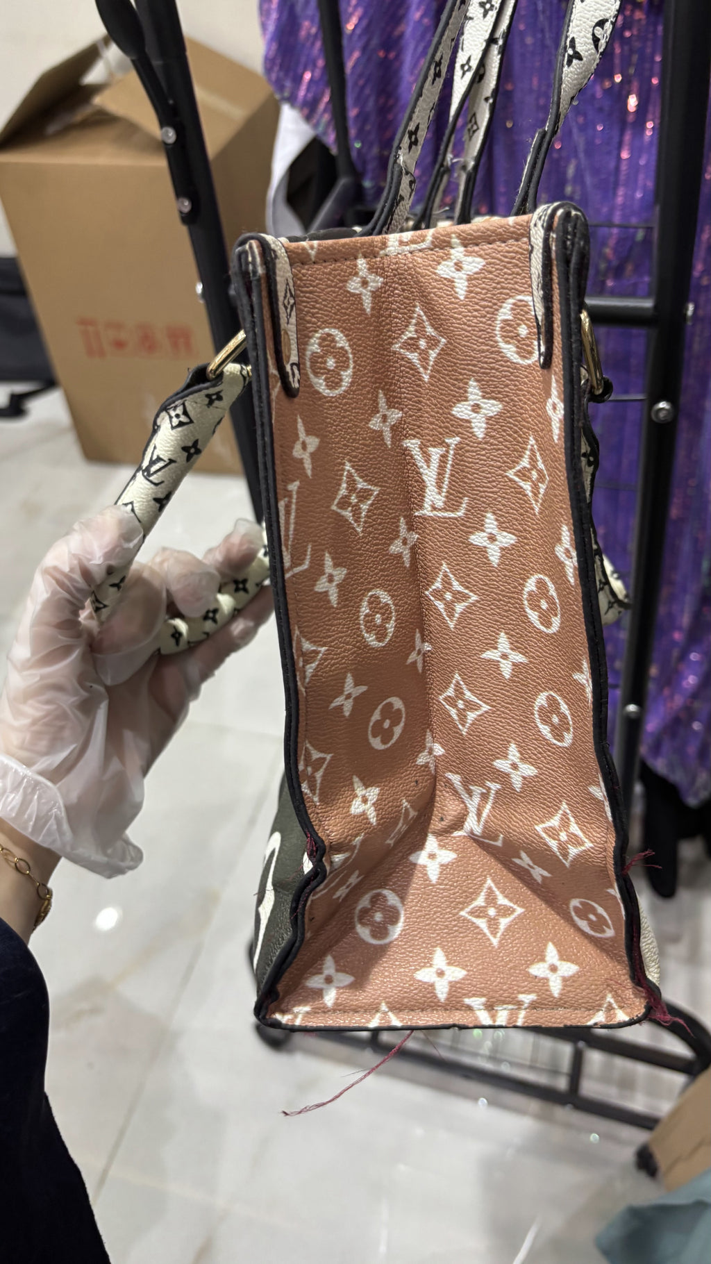 LV, LOUIS VUITTON PARIS made in France Off-White Monogram Gr