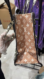 LV, LOUIS VUITTON PARIS made in France Off-White Monogram Gr