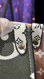 LV, LOUIS VUITTON PARIS made in France Off-White Monogram Gr