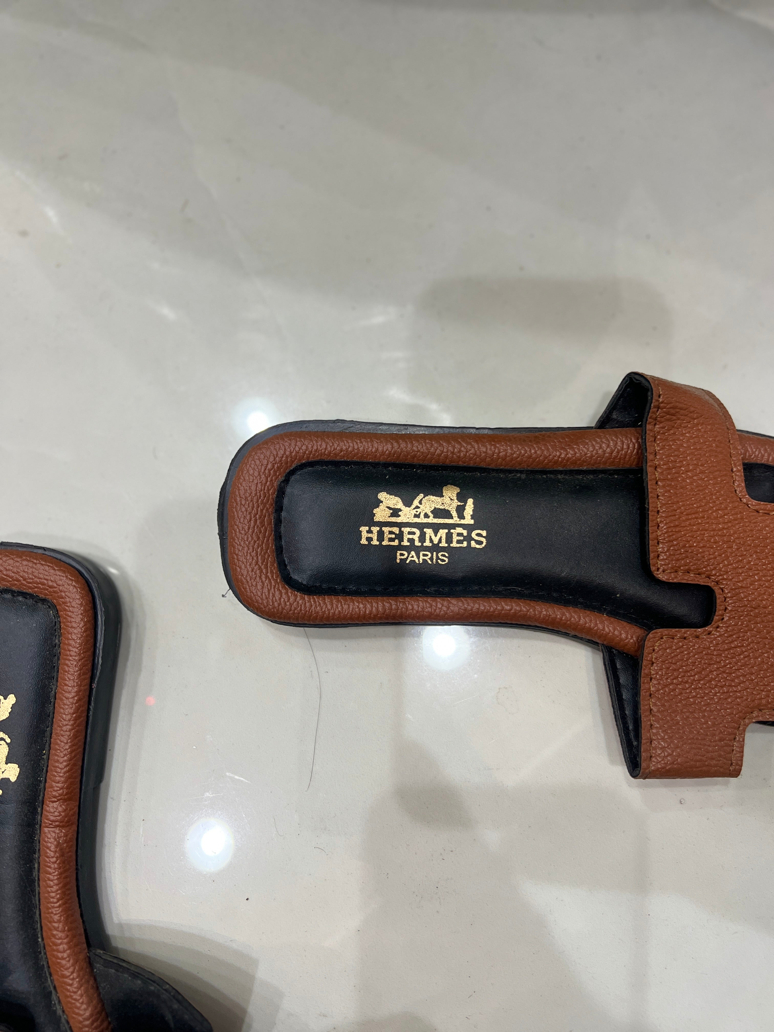 HERMÈS Brown Pebbled Leather H-Strap Flat Sandals