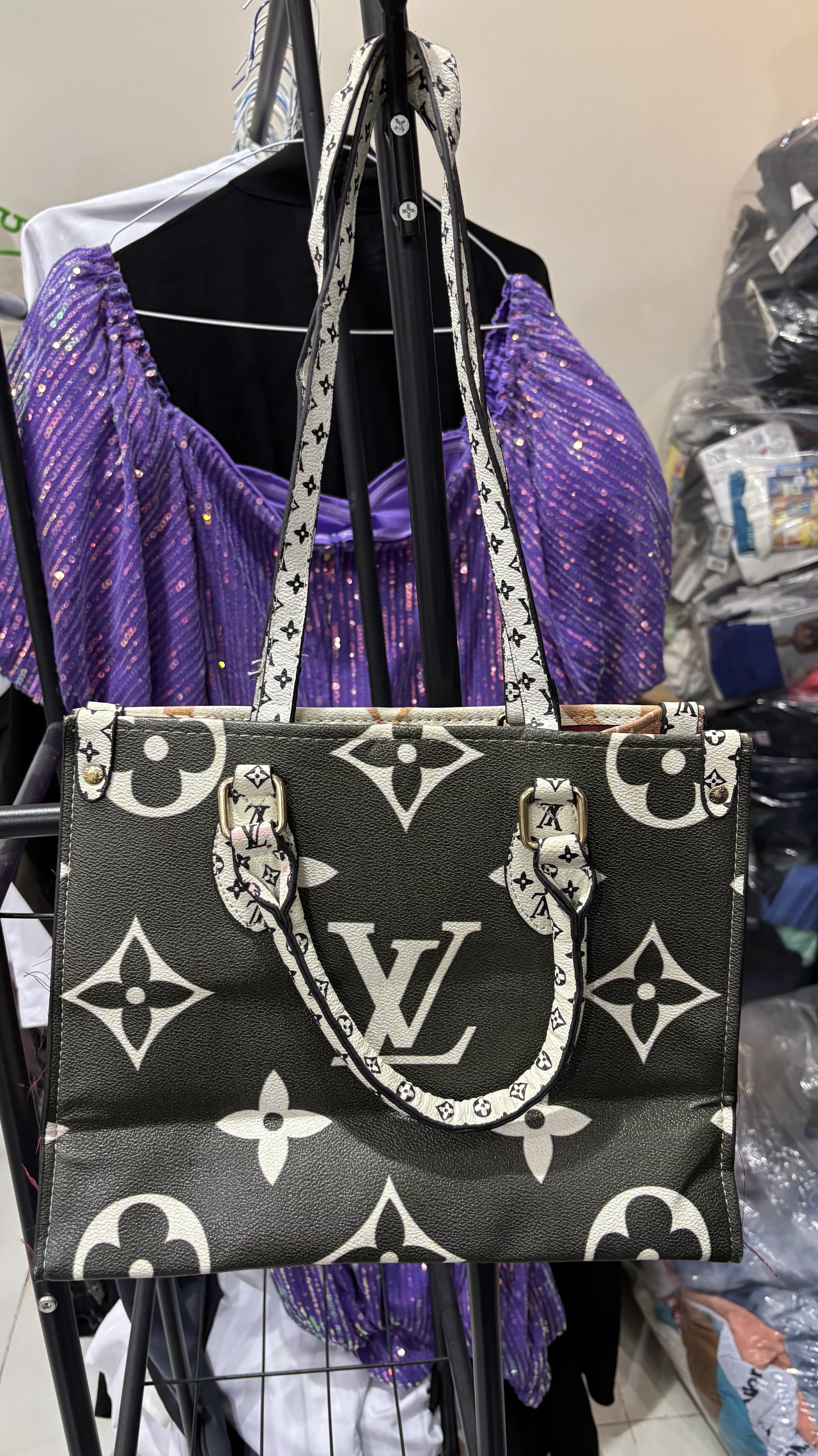 LV, LOUIS VUITTON PARIS made in France Off-White Monogram Gr