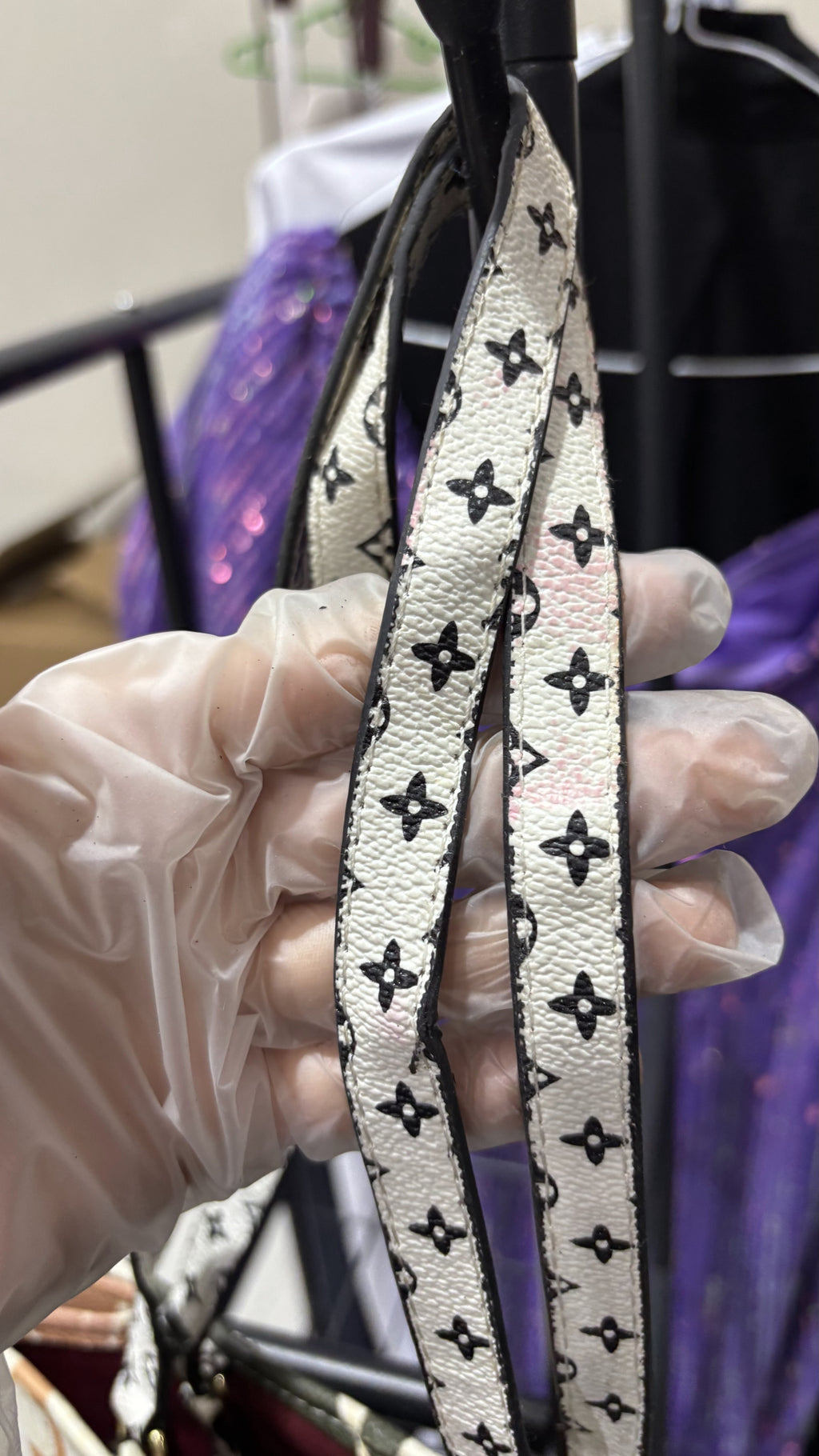 LV, LOUIS VUITTON PARIS made in France Off-White Monogram Gr