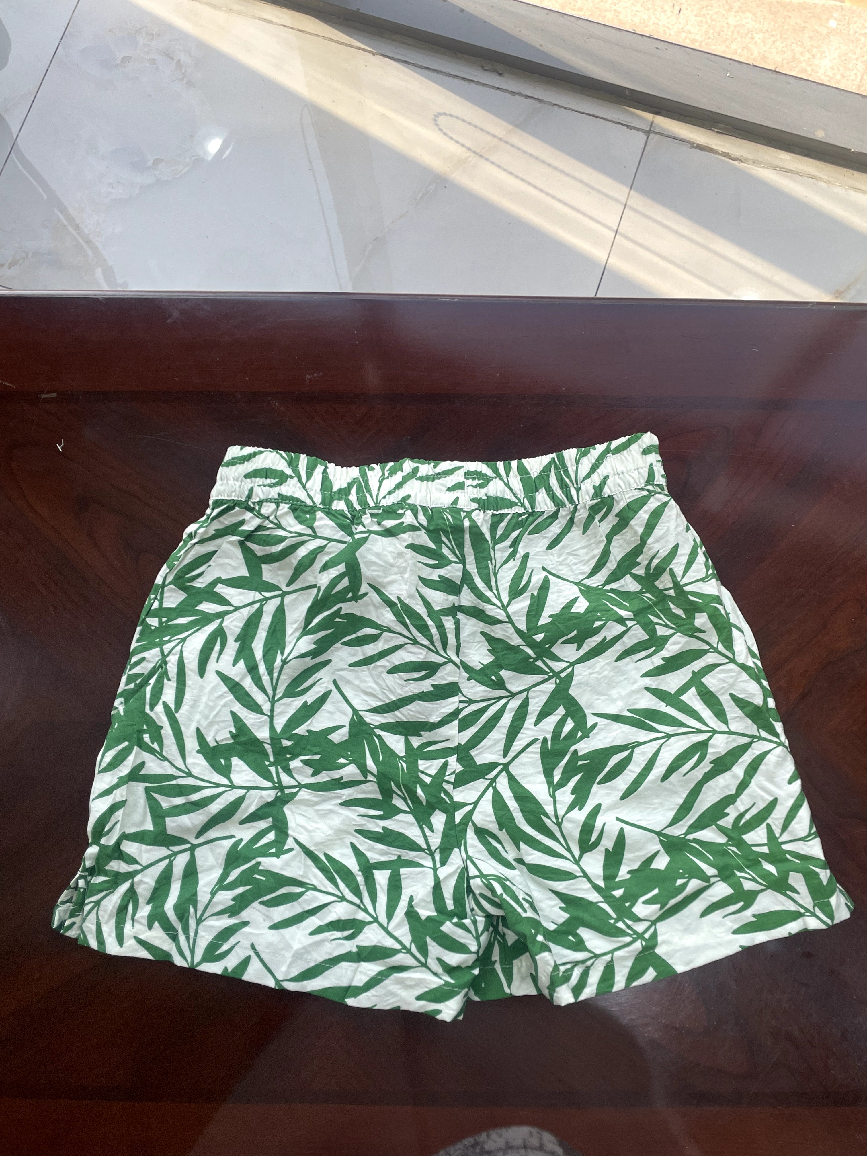 Vibrant Green Botanical Leaf Print Elastic Waist Shorts